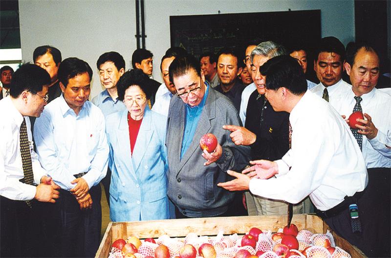 2000年5月4日中共中央政治局常委、全國人大常委會委員長李鵬視察華圣果業.jpg