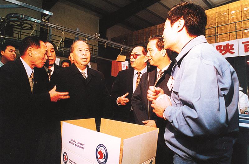 1999年12月10日，中共中央政治局常委、中央紀律檢查委員會書記尉健行視察華圣果業.jpg
