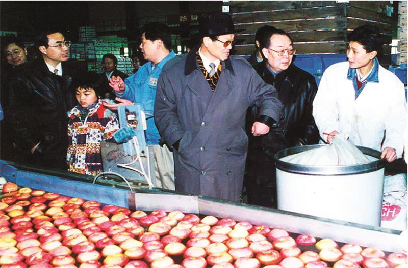 2000年1月31日，中共中央政治局委員、中國科學院院長李鐵映視察華圣果業.jpg
